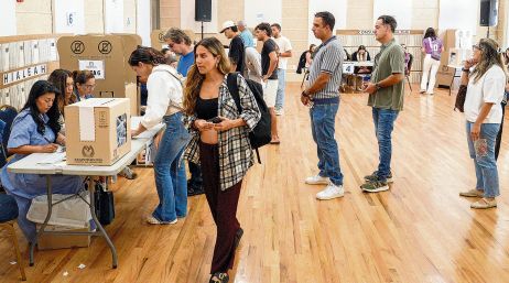 Colombia renovará al Poder Ejecutivo en una elección que se pronostica que requerirá de una segunda vuelta. En la foto, votación de colombianos en el extranjero. EFE