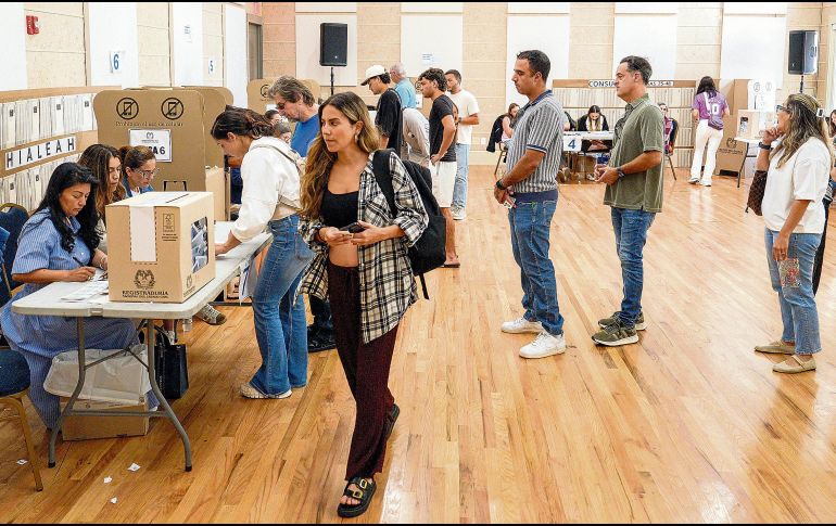 Colombia renovará al Poder Ejecutivo en una elección que se pronostica que requerirá de una segunda vuelta. En la foto, votación de colombianos en el extranjero. EFE