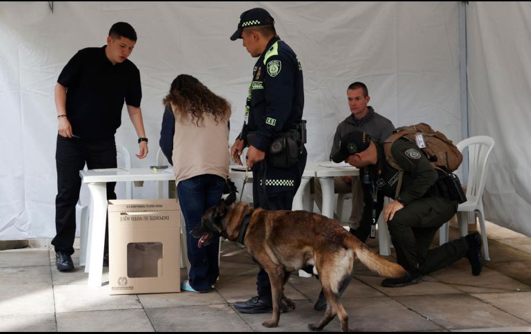 Policías inspeccionan el lugar donde vota el presidente de Colombia, Gustavo Petro este domingo en Bogotá. EFE/M. Dueñas