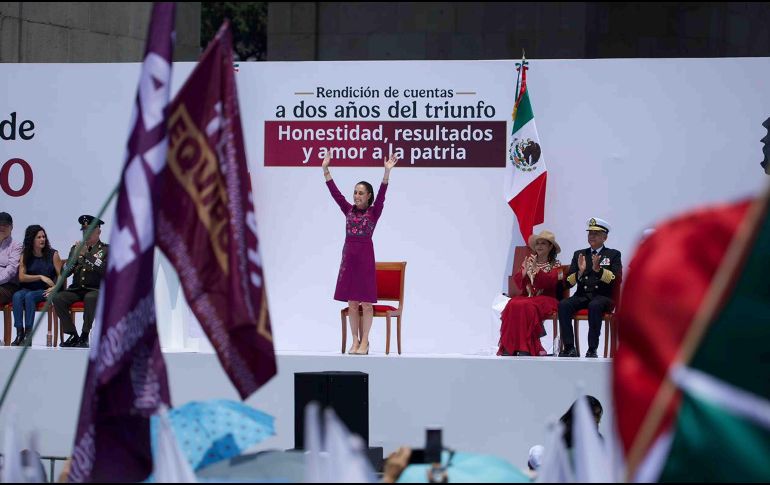 La Mandataria afirmó que los recursos públicos se destinan ahora a programas sociales, infraestructura, educación, salud y vivienda, y afirmó que el modelo de Gobierno actual busca atender a la población “y no a grupos de poder económico”. SUN/ H. Salvador.