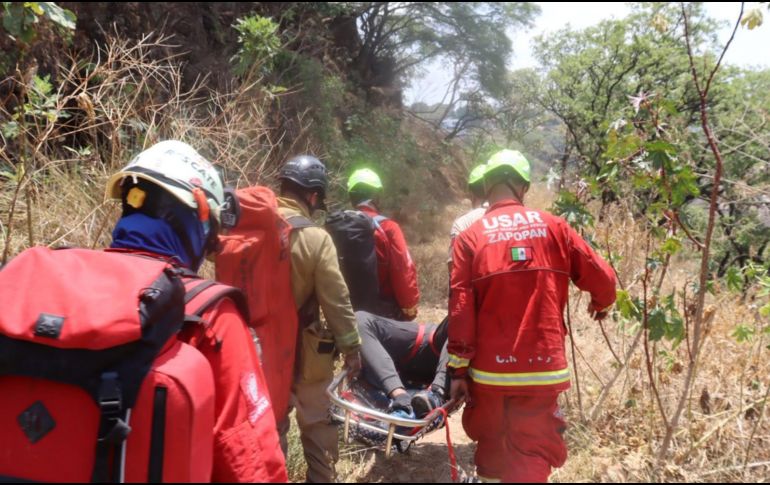 Oficiales de la Coordinación Municipal de Protección Civil y Bomberos de Zapopan atendieron el reporte de una persona que cayó a un barranco en la colonia Vistas del Centinela. CORTESÍA/ Protección Civil y Bomberos de Zapopan.