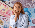 Especialistas en Finanzas Personales sugieren que la revisión de las cuentas bancarias debe hacerse de manera semanal y no al final de cada periodo mensual. CANVA