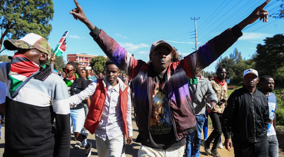 Cientos de personas salieron a las calles para protestar contra la creación de un centro de cuarentena para el ébola destinado a ciudadanos estadounidenses en la base aérea de Laikipia. EFE/TRINGER