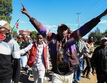 Cientos de personas salieron a las calles para protestar contra la creación de un centro de cuarentena para el ébola destinado a ciudadanos estadounidenses en la base aérea de Laikipia. EFE/TRINGER