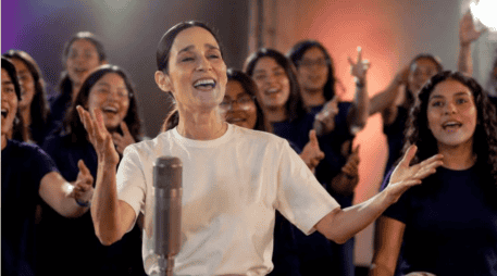 La oficina de representación de Julieta Venegas enfatizó que la pieza fue realizada con mucho cariño, con la firme esperanza de que inspire a grandes y chicas a divertirse, jugar y no dejarse detener. ESPECIAL