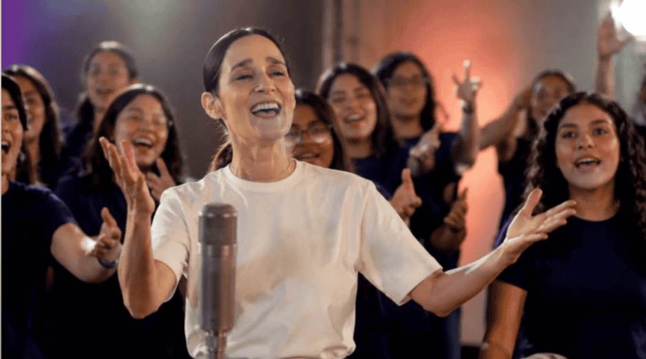 La oficina de representación de Julieta Venegas enfatizó que la pieza fue realizada con mucho cariño, con la firme esperanza de que inspire a grandes y chicas a divertirse, jugar y no dejarse detener. ESPECIAL