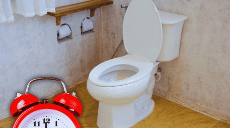 La recomendación médica principal es levantarse al baño en cuanto se percibe la necesidad de orinar. ESPECIAL / CANVA