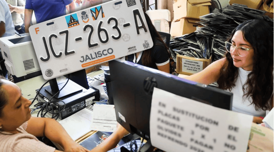 Tras concluir la prórroga para el canje gratuito, los automovilistas en Jalisco deben pagar el costo total de las nuevas placas. ESPECIAL/Gobierno de Jalisco