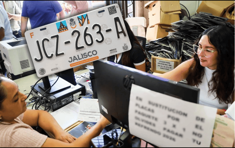 Tras concluir la prórroga para el canje gratuito, los automovilistas en Jalisco deben pagar el costo total de las nuevas placas. ESPECIAL/Gobierno de Jalisco