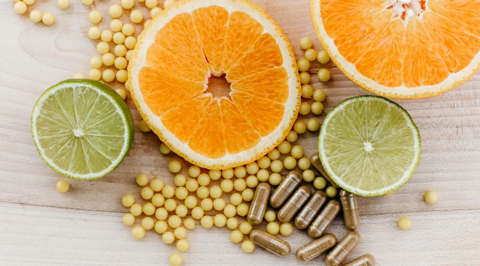 La Organización Mundial de la Salud (OMS) enfatiza constantemente que ninguna suplementación mágica sustituye una nutrición equilibrada. Unsplash