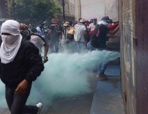 Durante los incidentes, se registraron breves forcejeos entre maestros y policías en los accesos al Zócalo. SUN/D. Sánchez
