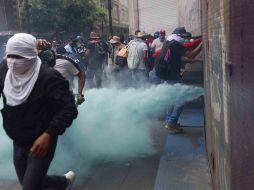 Durante los incidentes, se registraron breves forcejeos entre maestros y policías en los accesos al Zócalo. SUN/D. Sánchez