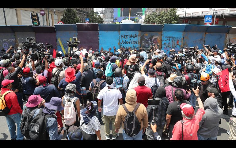 Integrantes de la CNTE intentan derribar una valla durante una protesta este lunes, para que atiendan sus demandas laborales en Ciudad de México. EFE/.M Guzmán