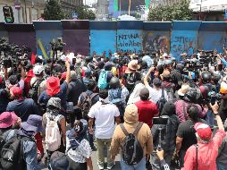 Integrantes de la CNTE intentan derribar una valla durante una protesta este lunes, para que atiendan sus demandas laborales en Ciudad de México. EFE/.M Guzmán