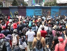 Integrantes de la CNTE intentan derribar una valla durante una protesta este lunes, para que atiendan sus demandas laborales en Ciudad de México. EFE/.M Guzmán