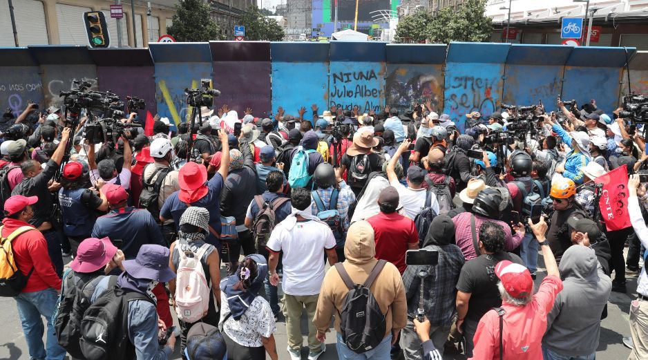 Integrantes de la CNTE intentan derribar una valla durante una protesta este lunes, para que atiendan sus demandas laborales en Ciudad de México. EFE/.M Guzmán