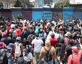 Integrantes de la CNTE intentan derribar una valla durante una protesta este lunes, para que atiendan sus demandas laborales en Ciudad de México. EFE/.M Guzmán