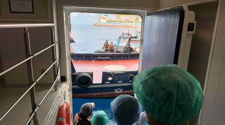 Pasajeros desembarcan del crucero MV Hondius, donde se registró un brote de hantavirus, el domingo 10 de mayo de 2026, en el puerto de Granadilla, en las Islas Canarias, España. AP/ARCHIVO