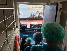 Pasajeros desembarcan del crucero MV Hondius, donde se registró un brote de hantavirus, el domingo 10 de mayo de 2026, en el puerto de Granadilla, en las Islas Canarias, España. AP/ARCHIVO