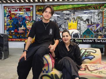 Los artistas plásticos FERDELA y Karla de Lara posan desde su estudio; alistan diversas inauguraciones. EL INFORMADOR/ J. Acosta