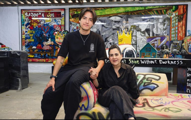 Los artistas plásticos FERDELA y Karla de Lara posan desde su estudio; alistan diversas inauguraciones. EL INFORMADOR/ J. Acosta