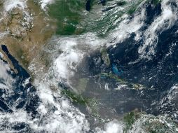 La inmensa nube de polvo sahariano continúa su avance sobre el Mar Caribe y se dirige hacia Estados Unidos, afectando la calidad del aire y la salud respiratoria. ESPECIAL/ Gobierno de México