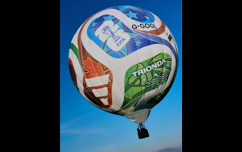 Un globo aerostático estilizado como el Trionda sobrevuela la Ciudad de México en la antesala al inicio del Mundial 2026. ESPECIAL / X: @MexicoCity26