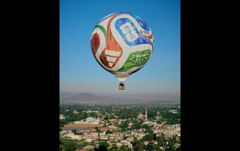 Un globo aerostático estilizado como el Trionda sobrevuela la Ciudad de México en la antesala al inicio del Mundial 2026. ESPECIAL / X: @MexicoCity26