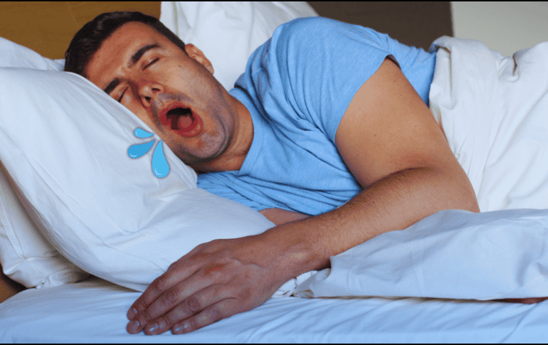 Para reducir este inconveniente, el primer paso es modificar la postura al dormir. ESPECIAL / CANVA