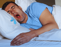 Para reducir este inconveniente, el primer paso es modificar la postura al dormir. ESPECIAL / CANVA