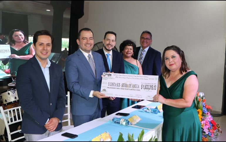 Personalidades del sector educativo, formaron parte del presídium y hacen entrega simbólica a representante de la región X Costa Sur - Sierra de Amula. ESPECIAL