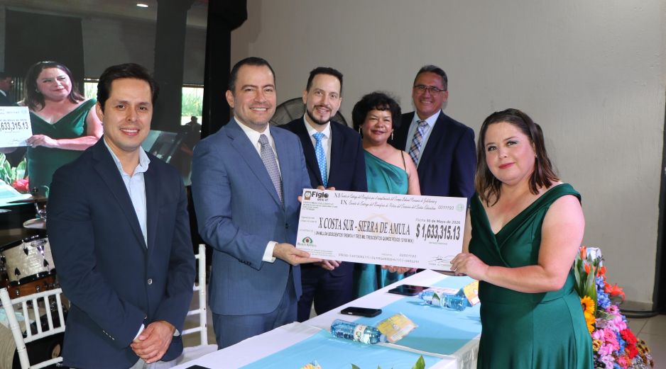 Personalidades del sector educativo, formaron parte del presídium y hacen entrega simbólica a representante de la región X Costa Sur - Sierra de Amula. ESPECIAL