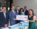 Personalidades del sector educativo, formaron parte del presídium y hacen entrega simbólica a representante de la región X Costa Sur - Sierra de Amula. ESPECIAL