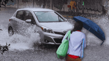 Nunca intentes cruzar corrientes de agua que se forman en las calles, ni a pie ni en vehículo, sin importar la prisa que tengas. EL INFORMADOR / ARCHIVO