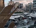 Un edificio destruido que fue alcanzado en un ataque aereo israelí visto desde una ventana destrozada del Hospital Jabal Amel, en Tiro, Líbano, el 1 de junio de 2026. AP