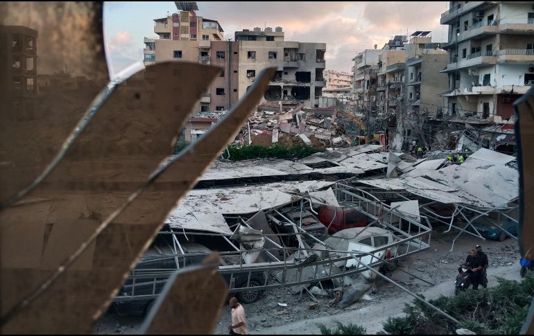 Un edificio destruido que fue alcanzado en un ataque aereo israelí visto desde una ventana destrozada del Hospital Jabal Amel, en Tiro, Líbano, el 1 de junio de 2026. AP