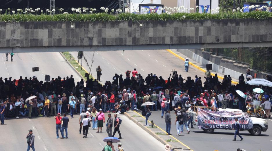 La CNTE exige de manera innegociable la cancelación definitiva de la reforma educativa de 2019 y de la Ley del ISSSTE para liberar los accesos viales y sedes clave. EFE/M. Hartz