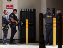 Policías negocian con el sujeto que se encerró en el banco para que libere a los rehenes. AP/Jacob, Dad's Gone Live