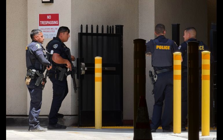 Policías negocian con el sujeto que se encerró en el banco para que libere a los rehenes. AP/Jacob, Dad's Gone Live