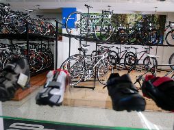 En tiendas especializadas, los ciclistas encuentran orientación técnica y opciones para cada tipo de recorrido. EL INFORMADOR/Archivo