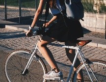 Al optar por el pedaleo diario, los ciudadanos contribuyen directamente a la reducción de emisiones contaminantes y al necesario descongestionamiento de las principales arterias viales de la ciudad. Unsplash