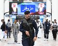 Policía en la terminal 1 del Aeropuerto Internacional de Kuwait, que apenas el lunes había reabierto y hoy volvió a ser atacado. XINHUA/Asad