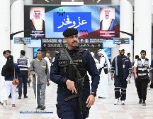 Policía en la terminal 1 del Aeropuerto Internacional de Kuwait, que apenas el lunes había reabierto y hoy volvió a ser atacado. XINHUA/Asad