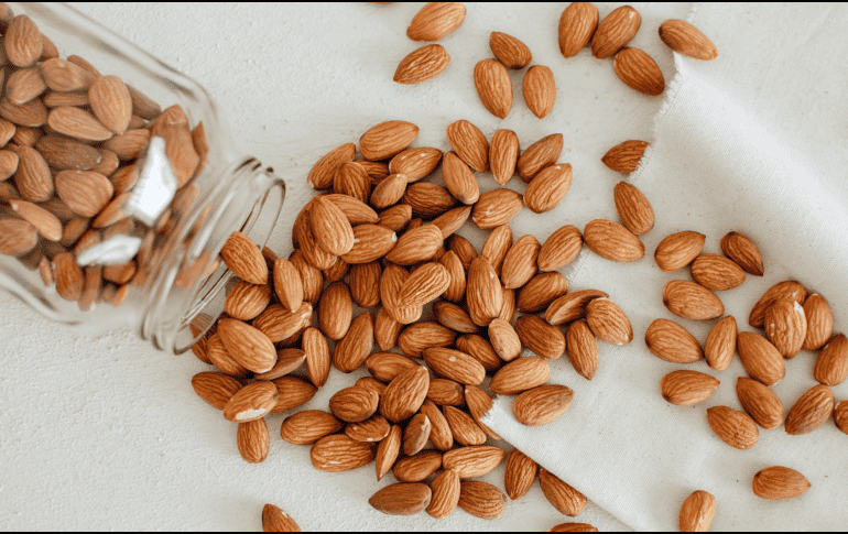 Aunque no existe un alimento milagroso para controlar el colesterol, consumir alrededor de 23 almendras al día suele considerarse una porción adecuada para aprovechar sus propiedades nutricionales dentro de un estilo de vida saludable.  CANVA
