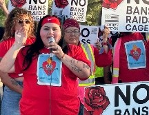 Fotografía del 30 de mayo de 206 que muestra a la 'influencer' mexicana Karla Toledo, hablando durante un evento en contra de los arrestos y deportaciones, en el Centro Comunitario en Tucson, Arizona. EFE/ M. León