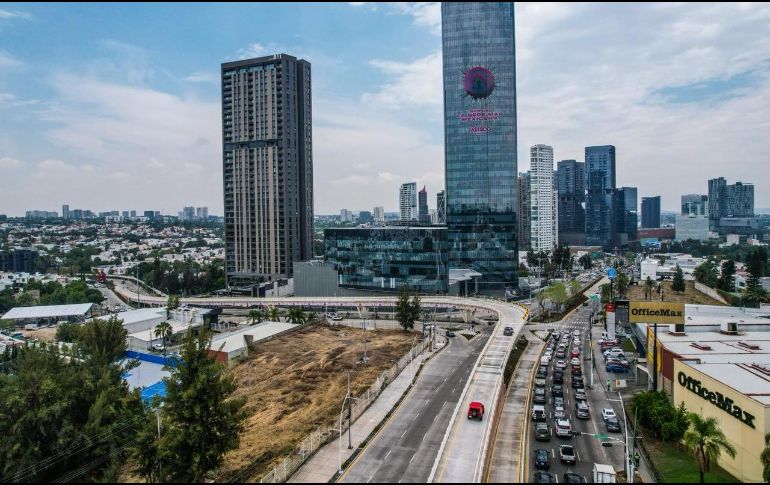 El paso elevado tiene una longitud de 400 metros aproximadamente y comienza poco después del cruce de Pablo Neruda con la avenida Patria. EL INFORMADOR/A. Navarro