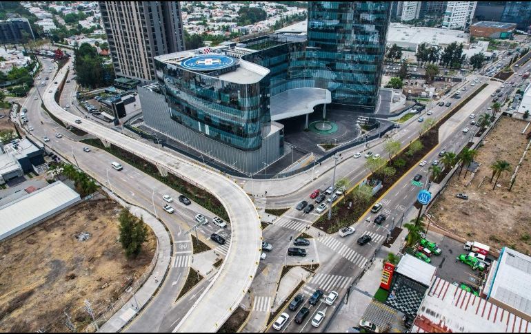 El paso elevado tiene una longitud de 400 metros aproximadamente y comienza poco después del cruce de Pablo Neruda con la avenida Patria. EL INFORMADOR/A. Navarro