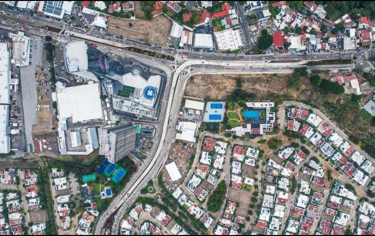 El paso elevado tiene una longitud de 400 metros aproximadamente y comienza poco después del cruce de Pablo Neruda con la avenida Patria. EL INFORMADOR/A. Navarro