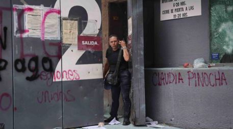 Además de los destrozos, se reportó a una mujer policía auxiliar que resultó intoxicada por el humo generado por el fuego. SUN/L. Camacho