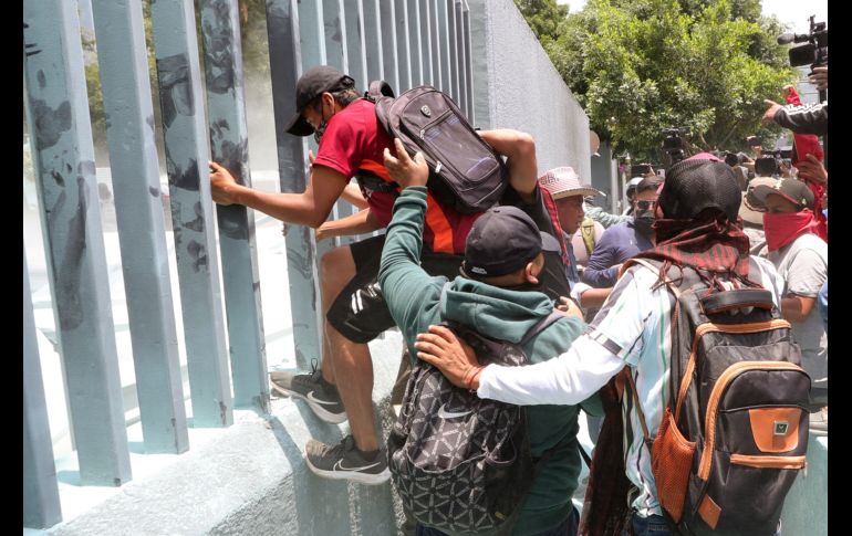 Personas ingresan por la fuerza a las oficinas de la Secretaría de Educación Pública durante una manifestación este miércoles, en la Ciudad de México. EFE/M. Hartz